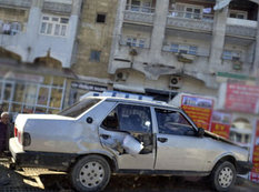 Bakıda &quot;UAZ&quot; minik maşınını vuraraq yol kənarına atdı - FOTO