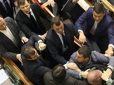 Parlamentdə qanlı dava - FOTO