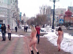 Çılpaq rus qızları küçədə - FOTO