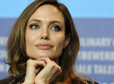 Angelina Jolie yumurtalıqlarını və uşaqlıq borusunu çıxartdırıb