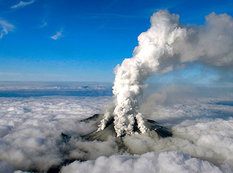 Vulkаn püskürdü, 1 ölü, 81 yaralı - FOTO