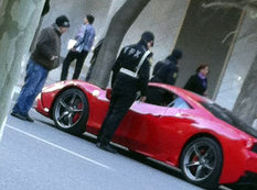 Bakıda yol polisi &quot;Ferrari&quot;ni saxladı - FOTO