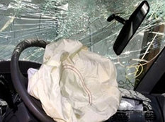 Bakıda polis rəisinin avtomobili qəzaya uğradı: rəisin sürücüsü öldü