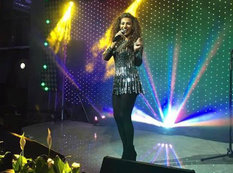 Röya türk müğənni ilə konsert verdi: &quot;Utanıram, birdən elə bilər ki...&quot; - FOTO