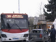 Bakıda avtobus qəza törətdi - FOTO