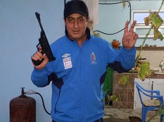 Azərbaycanlı müğənninin silahla FOTOsu yayıldı