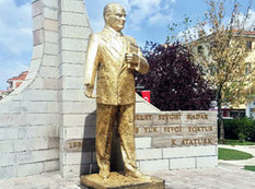Atatürkün heykəli yandırıldı