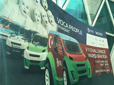 &quot;V1 Challenge Azerbaijan&quot; yarışında iştirak edəcək avtomobillərdən biri Park Bulvarda nümayiş etdirilir - FOTO