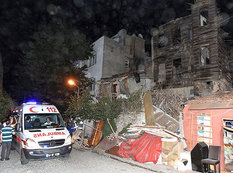 İstanbulda bina çöküb, yaralılar var - FOTO
