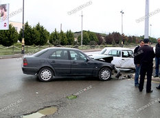 &quot;Mercedes&quot;in önünə çıxdı, əzildi: 2 yaralı - FOTO