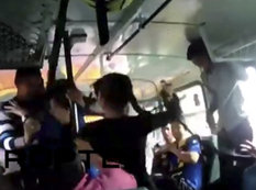 Avtobusda dava: 2 bacı 3 tərbiyəsizin cavabını verdi - VİDEO