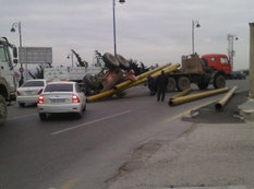 Bakıda &quot;KamAZ&quot; yükü ilə maşınları əzdi - FOTO