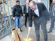 Gürcüstan prezidenti azərbaycanlı ailənin qonağı oldu - FOTO