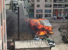 Tbilisi prospektində güclü yanğın: yarımtikili alovlandı, 9 maşın külə döndü - YENİLƏNİB - FOTO - VİDEO