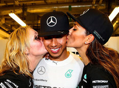 &quot;Formula-1&quot; çempionu öpüşlərə qərq olundu - FOTO