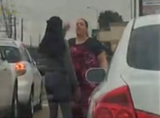 İki qadın maşın yolunda saç yolduya çıxdı - VİDEO