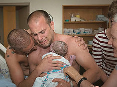 İki atanın oğlu doğuldu - FOTO