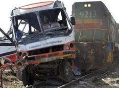 Hindistanda avtobus qatarla toqquşdu, 20 uşaq öldü