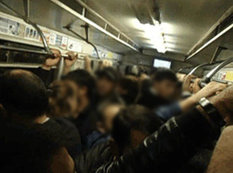 Metroda qatarlara minib-düşmək get-gedə çətinləşir