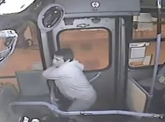 Avtobus sürücüsü oğrunu belə cəzalandırdı - VİDEO