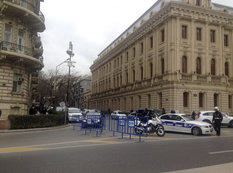 Bakının mərkəzi polis çəpəri ilə bağlandı - FOTO