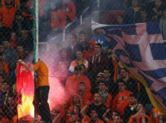 Futbol oyununda Türkiyə bayrağını yandırdılar - FOTO