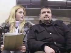 Sarışın qadın metroda kişiyə görün nə etdi - VİDEO