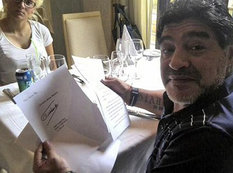 Maradona məktub göstərdi: &quot;Baxın, o sağdır&quot; - FOTO
