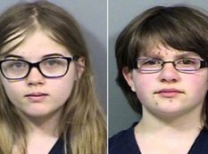 12 yaşlı qızlardan şok hücum: sinif yoldaşlarını 19 dəfə bıçaqladılar