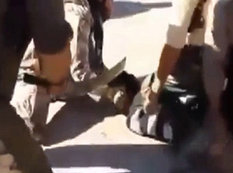 Şok kadrlar: İŞİD qılıncla boynunu vurdu - VİDEO - FOTO +18