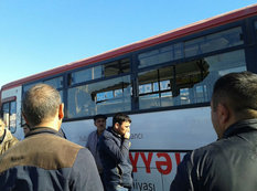 Bakıda bir-biri ilə ötüşən avtobuslar toqquşdular - FOTO