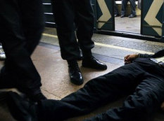Metroda dəhşət: Kişi özünü qatarının altına atdı