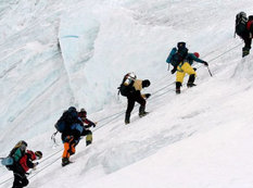 Everestdə uçqun: 6 nəfər öldü, 9 nəfər itkin düşdü
