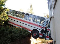 İnanılmaz qəza: Avtobus eyvanda yatan 2 bacını əzdi - FOTO