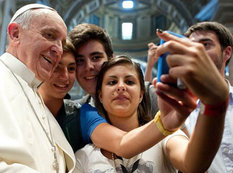 Roma papası da selfi çəkdirdi - FOTO