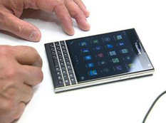 BlackBerry Passport smartfonu satılır