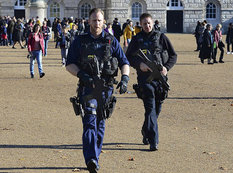 Polisləri &quot;komandos&quot;lar qorumağa başladılar - FOTO