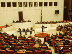 Türkiyə parlamentindəki davada müxalif deputat xəsarət aldı