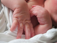 Tanınmış aparıcı yeni doğulan qızını göstərdi - FOTO