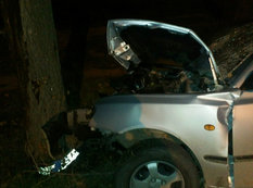 &quot;Opel&quot; ağaca çırpıldı: 5 nəfər yaralandı