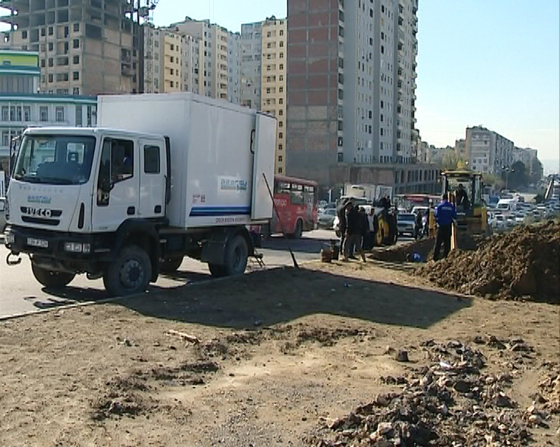 Bakıda yolun çökməsi iki qurumu üz-üzə qoydu: "Azəryolservis" yalan danışmaqda ittiham edildi - YENİLƏNİB - FOTO - VİDEO