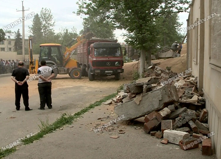 Fabrikdə qəza: 600 ton taxıl yola dağıldı - YENİLƏNİB - FOTO - VİDEO