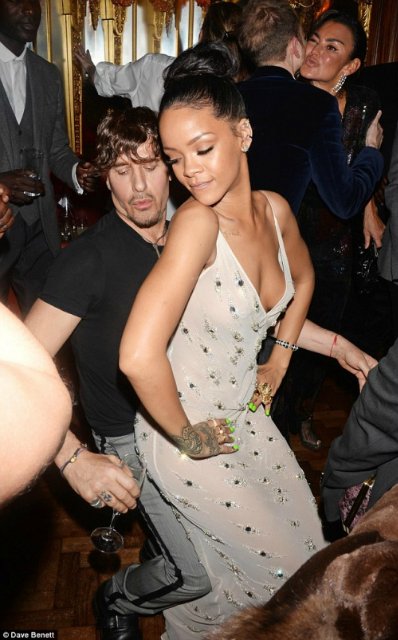 Rihanna gecədə "qızışdırdı" - FOTO