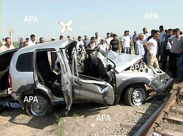 Polis avtomobili qatara çırpdı: 1 ölü, 1 yaralı - YENİLƏNİB - VİDEO - FOTO