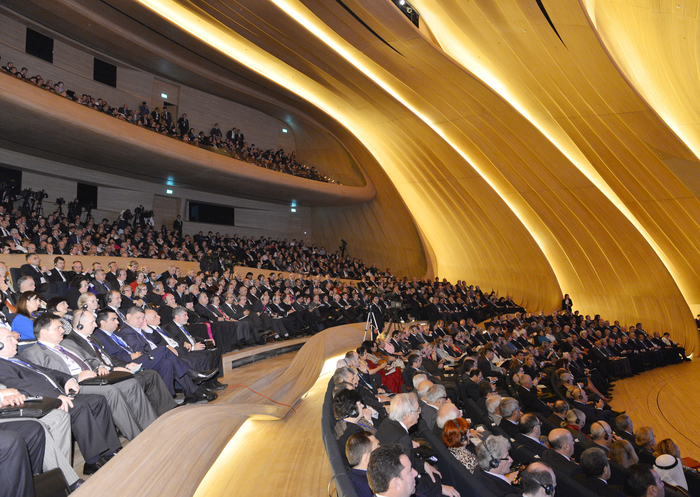 Prezident İlham Əliyev: "Azərbaycan siyasətinin təməlində və mərkəzində Azərbaycan vətəndaşı, onun problemləri, qayğıları, təhlükəsizliyi və rifahı dayanır" - YENİLƏNİB - FOTO