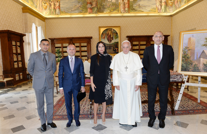 Azərbaycanın birinci xanımı Mehriban Əliyeva Vatikanda Piyo-Klementino muzeyi ilə tanış olub və Roma şəhərinin meri ilə görüşüb - YENİLƏNİB - FOTO