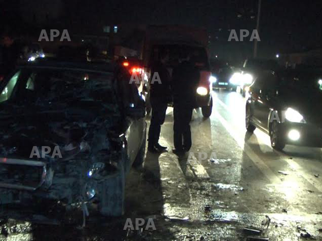 AFFA-nın qarşısında ağır qəza: 5 nəfər yaralandı - FOTO