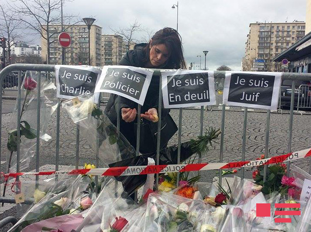 Paris terror qurbanlarını anır - FOTO