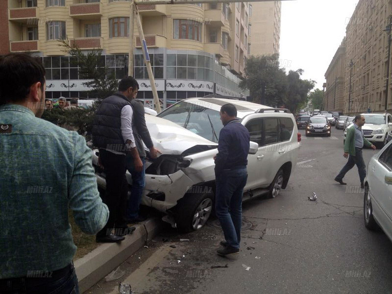 Bakıda işıqforun "zarafat"ı üç maşını parçaladı - FOTO