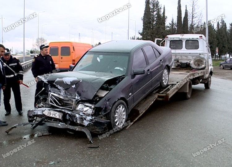 "Mercedes"in önünə çıxdı, əzildi: 2 yaralı - FOTO